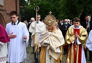 W Boże Ciało procesje wokół kościołów