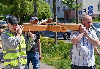 Wynagradzają Maryi za grzechy swoje i świata. Procesja różańcowa mężczyzn [ZDJĘCIA]