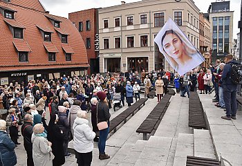 Różaniec w intencji Polski zgromadził tłum [ZDJĘCIA]