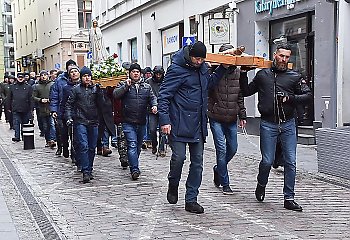 Męski Różaniec tym razem wspólny, także dla rodzin. Zaprasza ks. bp Włodarczyk [VIDEO]