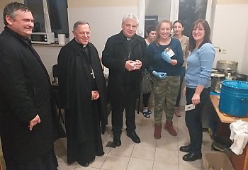 Z modlitwą o pokój w czas wojny. Wysłannik papieża Franciszka wśród uchodźców we Lwowie