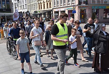 Rodzinny różaniec ulicami Bydgoszczy. Modlono się m.in. o pokój