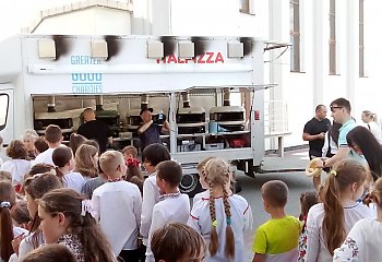 Szkocka charytatywna pizza i muzyka w dzień papieski. Radość pomagania