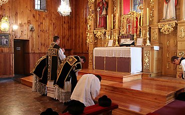 Symbolika i znaczenie obrzędu absolucji nad trumną. Wyjaśnienie obrzędów w klasycznym rycie rzymskim