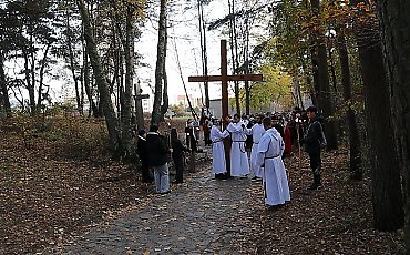 Cisza, skupienie i śpiew w Dolinie Śmierci [WIDEO]