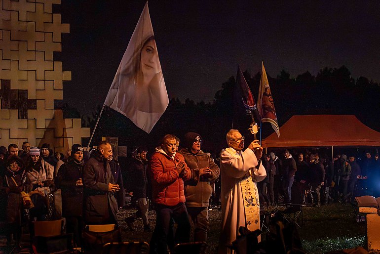 Dolina Śmierci ożywa modlitwą — tysiące Polaków walczą duchowo o przyszłość Ojczyzny