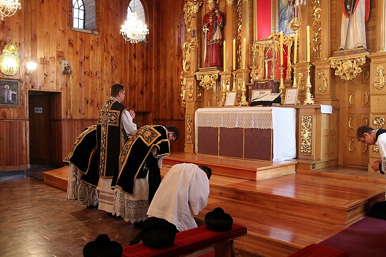 Symbolika i znaczenie obrzędu absolucji nad trumną. Wyjaśnienie obrzędów w klasycznym rycie rzymskim