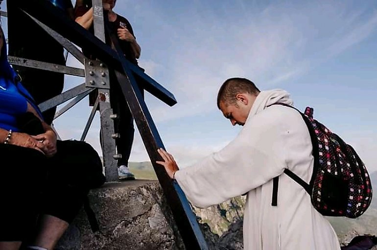 Krzyż dotarł na Giewont [GALERIA]