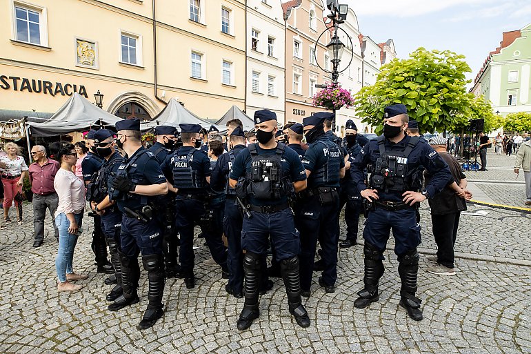 UWAGA: zmasowane kontrole policji w kościołach