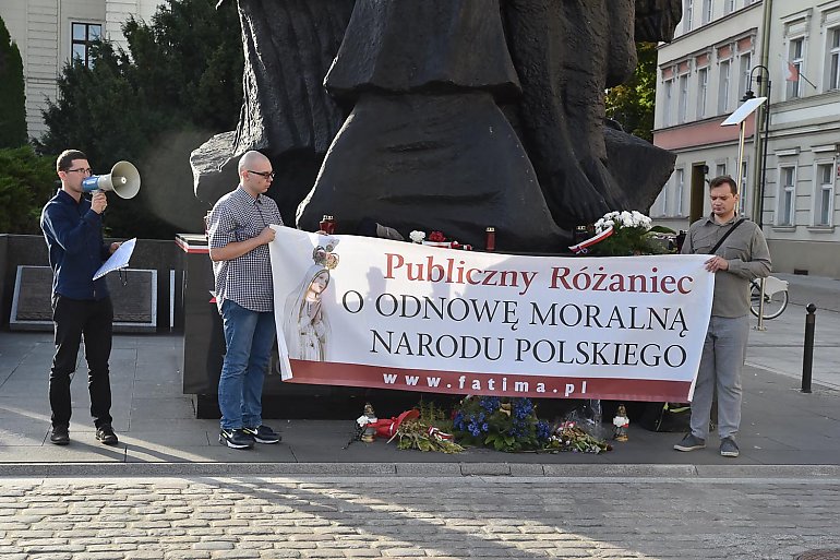 Co miesiąc modlą się na Starym Rynku [ZDJĘCIA]