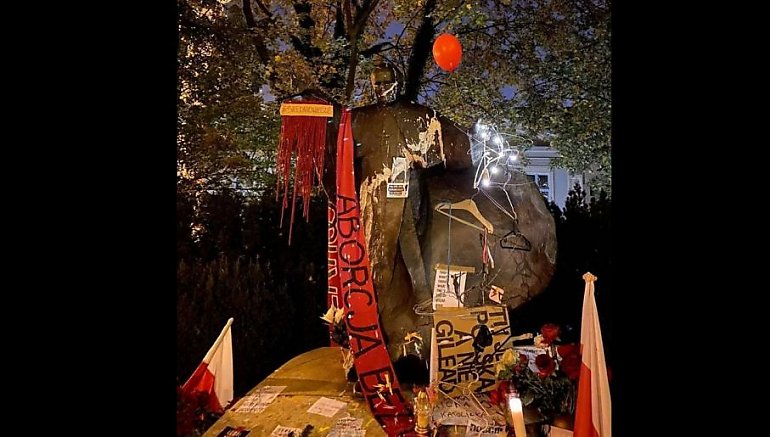 Demonstranci zniszczyli pomnik św. Jana Pawła II. Wojna z kościołem trwa!