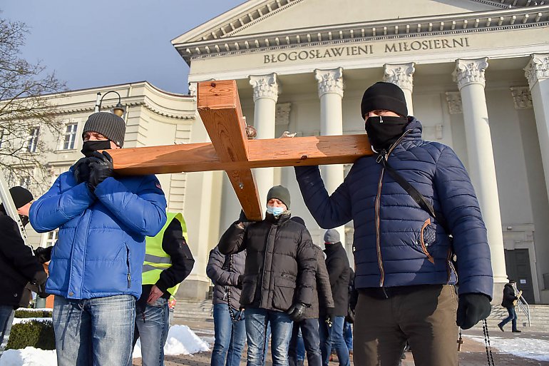 Procesja Różańcowa ponownie przeszła ulicami Bydgoszczy [GALERIA]