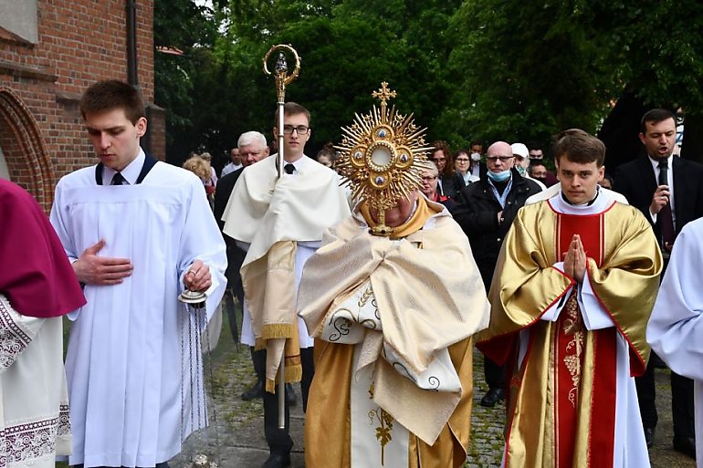 W Boże Ciało procesje wokół kościołów