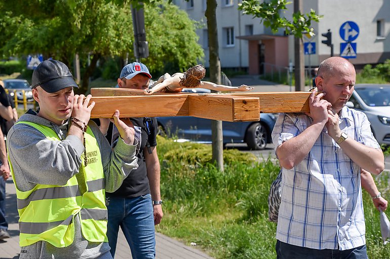 Wynagradzają Maryi za grzechy swoje i świata. Procesja różańcowa mężczyzn [ZDJĘCIA]