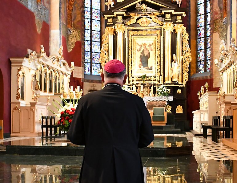 Biskup Włodarczyk zawierzył diecezję Matce Bożej Pięknej Miłości