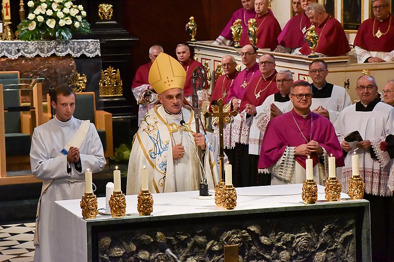 W katedrze biskup Włodarczyk odprawi mszę św. za Ojczyznę