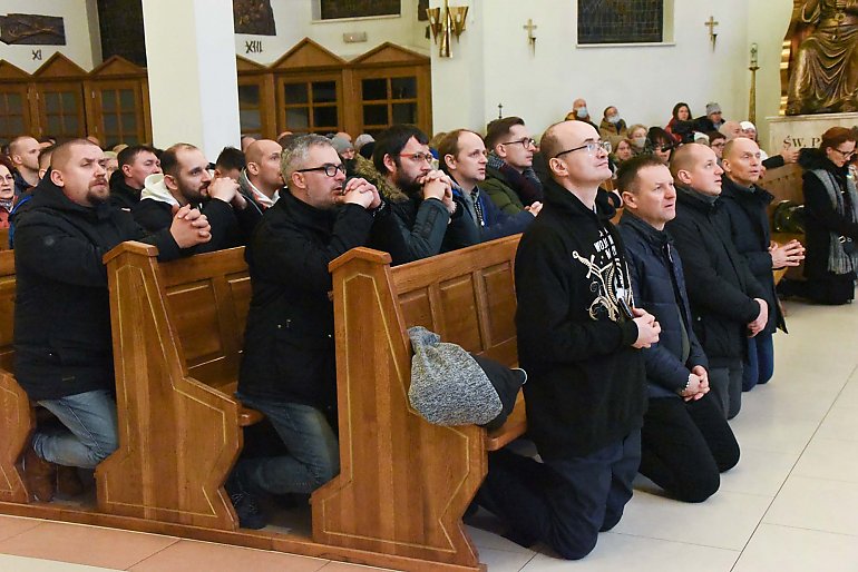 „Noc walki duchowej o błogosławieństwo dla Polski”. Modlitwa w parafii na Wyżynach