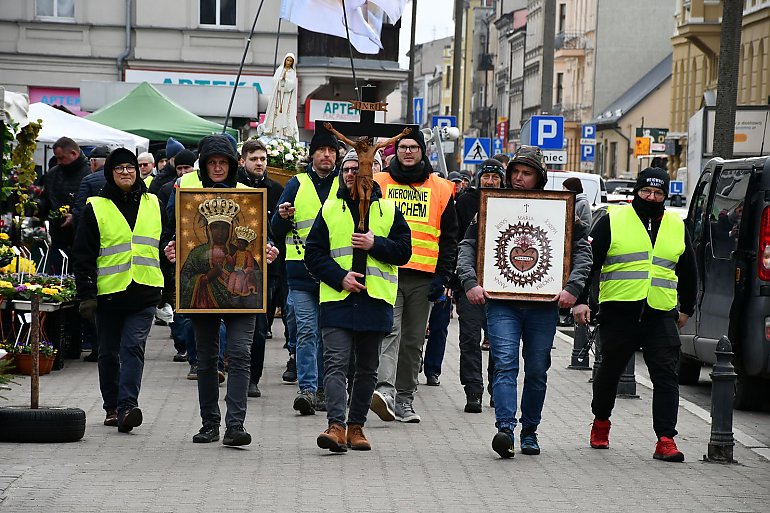 Powierzali się Maryi. Procesja różańcowa przeszła ulicami Bydgoszczy