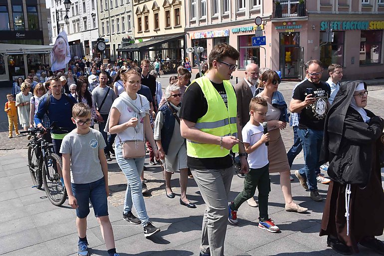 Rodzinny różaniec ulicami Bydgoszczy. Modlono się m.in. o pokój