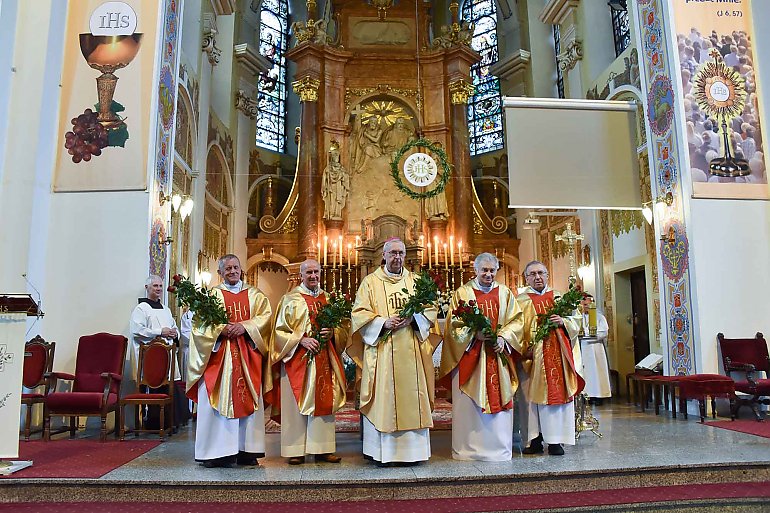 49-lecie kapłaństwa uczcili wyjątkową Mszą świętą. Przewodniczył jej abp Stanisław Gądecki [ZDJĘCIA]