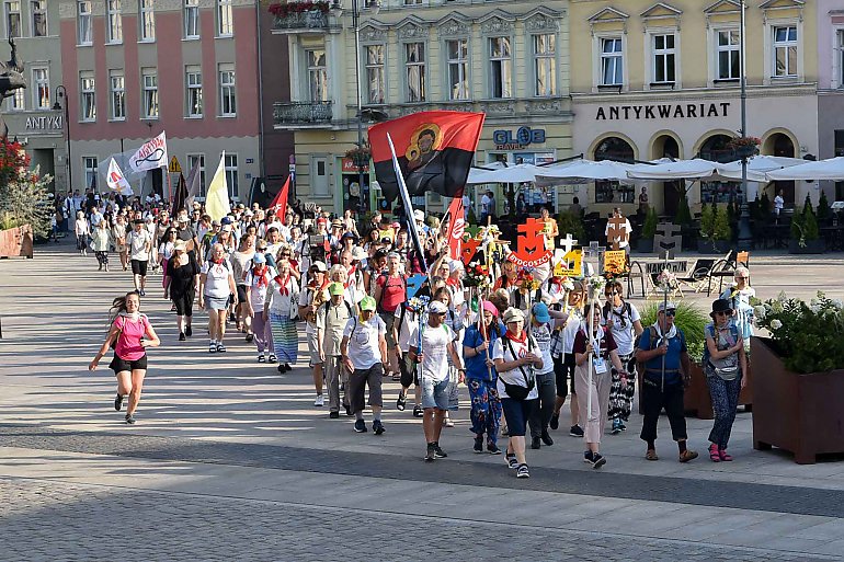 „Posłani w pokoju Chrystusa”. Pielgrzymi z Bydgoszczy wyruszyli na Jasną Górę [ZDJĘCIA]