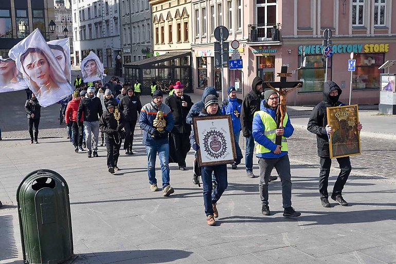 Wojownicy Maryi. Biskup Włodarczyk zaprasza do udziału we Wspólnym Różańcu Ulicami Miasta