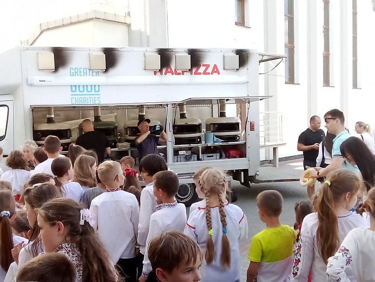 Szkocka charytatywna pizza i muzyka w dzień papieski. Radość pomagania